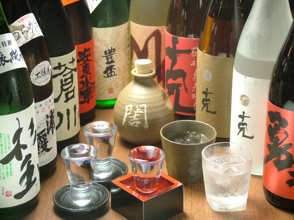 様々な料理に合わせて楽しめる豊富なお酒♪他では中々飲めない焼酎や地酒が月替わりで楽しめますよ。
