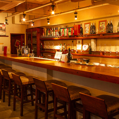 木目調の温かみあふれるカウンターはふらっと立ち寄りたくなる心地よさ。お仕事帰りにワインを一杯だけ…そんな気分の夜にもぴったりです。ランチでパスタを気軽に楽しむお一人様利用も大歓迎。上質なイタリアンや創作料理を、気兼ねなく自分のペースで。ナチュラルでシックな落ち着いた空間で、ゆったりとしたひとときを♪