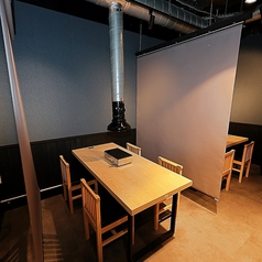 4名掛けのテーブル席は、ロールスクリーンや仕切りを下ろすことで、あっという間に落ち着いた半個室へと早変わり。周囲の視線を気にせず、仲間内だけでリラックスして「セルフ焼き」や「ふぐ鍋」に没頭できます。賑やかな店内の活気を感じつつも、自分たちの会話を大切にしたい夜に、ぜひご利用ください。