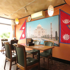 当店は、テーブル席が4名様用で2席ご用意しております。友人との集まりや女子会に最適な空間です。スパイス香る異国の味を楽しめるメニューを取り揃えており、味覚の冒険をお楽しみいただけます。友人と一緒に楽しいひとときを過ごしながら、個性的な料理を堪能してください。