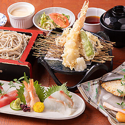 旬食材の前菜やお造り、揚げ物と蕎麦を楽しめる。ランチから宴会まで対応◎