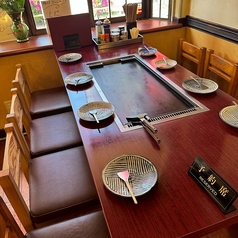 なつかしさと親しみさを感じる雰囲気の店内では、ゆったりとお食事をお楽しい頂けます。 肩肘張らない会食におすすめの雰囲気です。