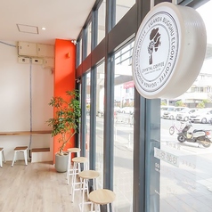 大きな窓に面したカウンター席は、明るい陽射しが心地よい特等席。スタイリッシュな丸椅子が並ぶ開放的なスペースで、外の景色を眺めながらゆったりとした時間を過ごせます。お一人様でのカフェタイムはもちろん、ちょっとした待ち合わせにも最適。