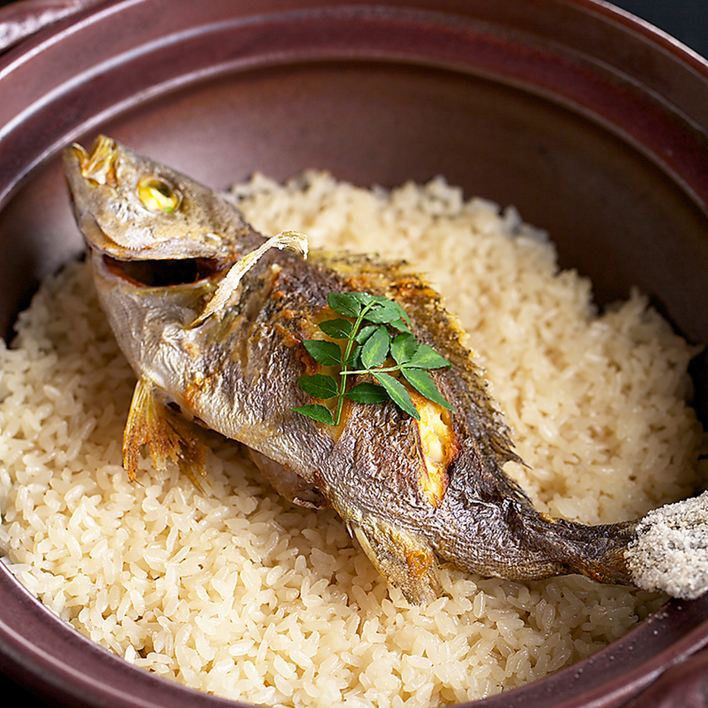 旬魚を最後まで堪能したい時は魚の旨みが出汁に溶け込んだ炊き込みご飯がぴったり。