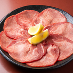 塩タンは、口の中でとろけるような食感と芳醇な風味を楽しめ、一度食べたら忘れられない美味しさです