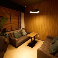 カフェ×バー「C.STAND」では、友人とゆったり寛ぎながら会話を楽しむのにぴったりなソファー席を多数完備しております。