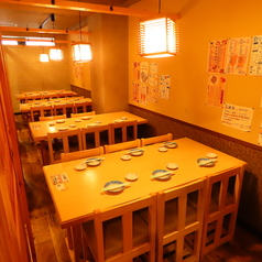 和モダンな空間はお寛ぎいただけること間違いなし！錦糸町1分の伊勢屋は心を込めておもてなしさせて頂きます！さまざまなシーンに対応可能！都会の謙遜を忘れさせてくれる美空間へ誘います。（錦糸町 個室 刺身 海鮮 焼き鳥 串焼き 信玄どり飲み放題 日本酒 貸切 接待 宴会 女子会 誕生日）