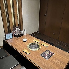 最大10名様までご利用いただける、プライベート感あふれる掘りごたつ式の完全個室です。他のお客様の目を気にすることなく過ごせる空間は、日常のちょっとしたお食事から特別なお集まりまで、幅広いシーンでご利用いただけます。落ち着いた雰囲気のなか、美味しいお料理と心地よい会話を心ゆくまでお楽しみください。