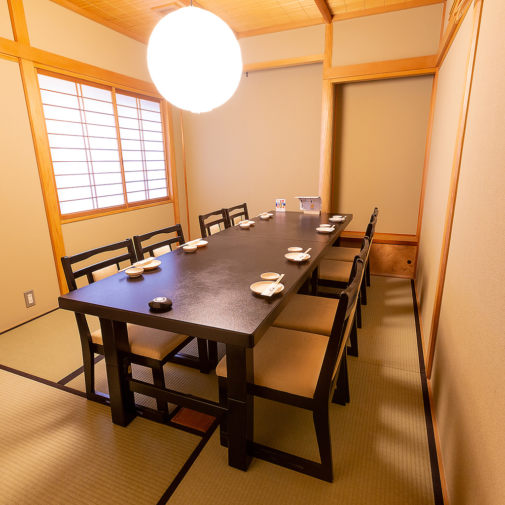 落ち着きのある空間の掘りごたつ個室や上品なテーブル席を完備！