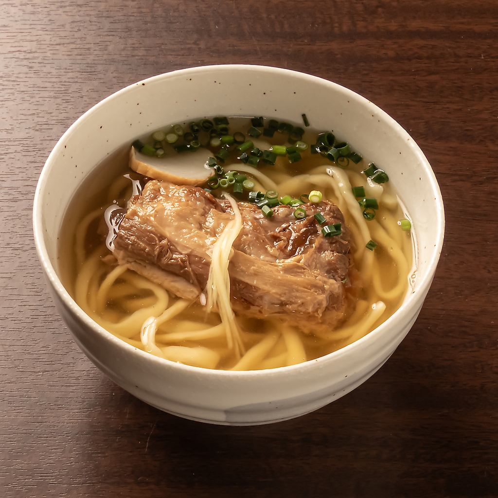 〆にいかが？コクのあるスープと煮込んだ豚の絶妙なバランス！ラフテー丼や食後のデザートもあります