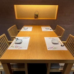 テーブル席となっておりますのでゆったりとおくつろぎいただけます。上質で落ち着いた店内で接待や会食などにおすすめです。当店では海鮮料理や九州の食材を使用した逸品料理を多数ご用意致しております。日本酒や様々なウイスキーなども取り揃えておりますので、ご一緒にご堪能下さい。