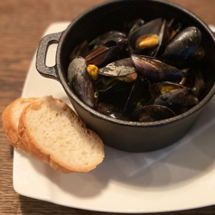 仏 モンサンミッシェル産 ムール貝の白ワイン蒸し ~バケット(2枚)添え~