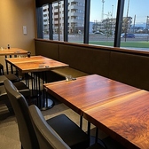 テーブル席では公園を眺めながらお食事いただけます。