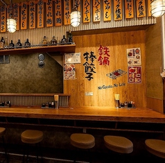 【カウンター席 : 1名～2名様】お一人様やデートにぴったりの特等席。デートなど大切なひとときにもおすすめ。肩を並べて座れば自然と会話も弾み、心の距離がぐっと近づきます。もちろんお一人様でのご利用も大歓迎。仕事帰りに軽く一杯楽しんだり、ゆっくりと食事を味わったりと、自分だけの時間を満喫していただけます。