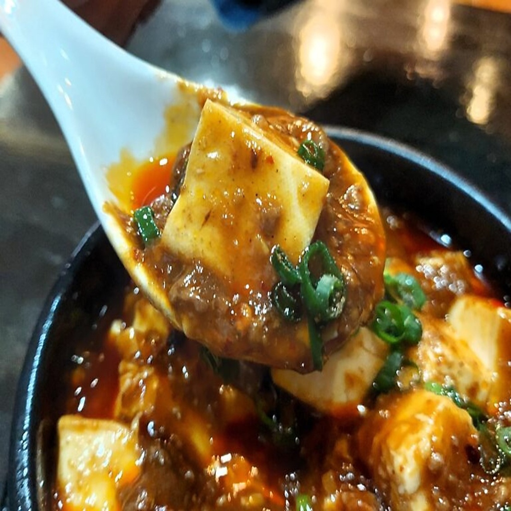 中国出身の店主が作る『麻婆豆腐』は長い間ご常連のお客様に愛されてきた看板メニュー！ぜひお試しを