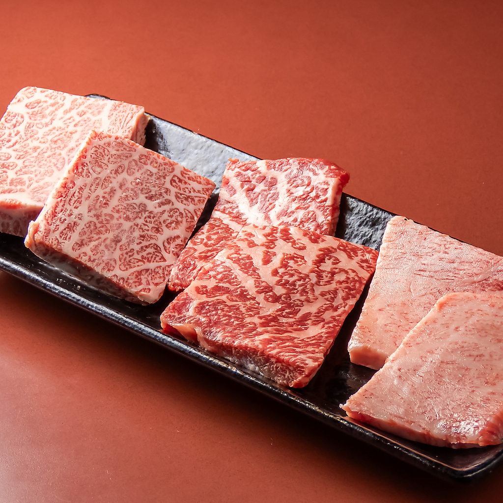 当店は、贅沢なA5ブランド牛をふんだんに使用しており、その美味しさを心ゆくまでお楽しみください。