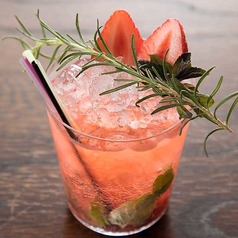 季節のフルーツをたっぷりと。旬を味わうオリジナルカクテル