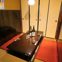 1名様から20名様まで対応できる円卓カウンターの席です。お席は広々お使いできて宴会でもお使いいただけます。