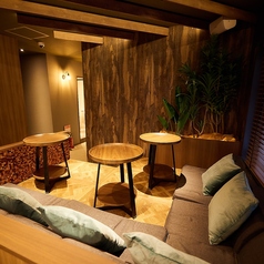 店内は間接照明が灯る大人の雰囲気…。つい、長居したくなるような居心地の良い空間で、シーシャの味・香りをお楽しみください。