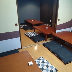 7名様から8名様でご利用いただける個室空間をご用意しております。二世代家族での特別なお食事会や、気の合う仲間同士での賑やかな飲み会に最適です。扉で仕切られたプライベートな空間なので、大切なお話や思い出話も存分に楽しめます。周りを気にすることなく、上質な料理と共に至福のひとときをどうぞ♪