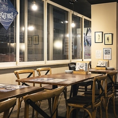 2名様のテーブル席。テーブルの間隔もゆったりしているので、デートにもぴったり。