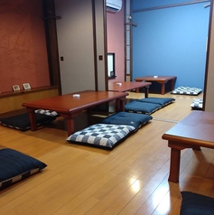 11名様から最大13名様まで収容可能な広々とした個室を完備しております。職場の歓迎会や、お身内での大切なお祝い事など、中規模の集まりに最適な空間です。落ち着いた和の趣を感じる個室で、皆様お揃いになって贅沢なひとときをお過ごしいただけます。特別な日を彩る心のこもった料理でおもてなしいたします◎