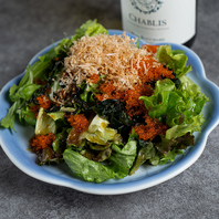 灯りと料理が調和する、新宿三丁目の大人空間。