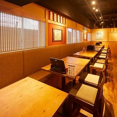 【テーブル席：～24名様】少～大人数OK！最大24名様までの宴会も一体感ある空間で◎会社宴会にぴったりのテーブル席をご用意。4名様用のテーブル席は6卓あり、少人数から団体宴会まで幅広く対応可能です。歓迎会や送別会はもちろん、各種宴会などさまざまなシーンでご利用ください。