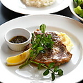 料理メニュー写真&nbsp;<<週替り>> 豚肩ロースのペッパー＆ソルトステーキ　自家製チュミチリソース添え（ライス付）