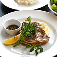 <<週替り>> 豚肩ロースのペッパー&ソルトステーキ 自家製チュミチリソース添え(ライス付)