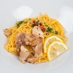 ソースに合わせて2種類の麺をご用意！焙煎全粒粉を使用した自家製生パスタの写真