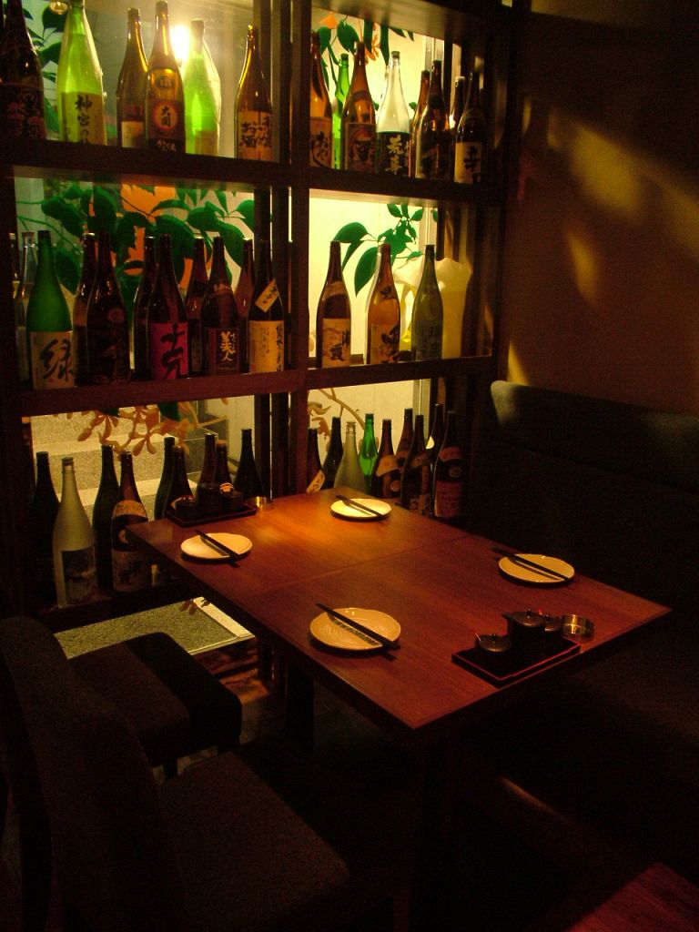 淡い間接照明が居心地の良さを演出。ゆっくりと楽しいひと時を…