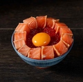 料理メニュー写真&nbsp;サーモン漬け炙りいくら玉子かけご飯