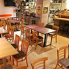 店内にはゆったり過ごせる6名席を4卓ご用意。広めに配置されているため、仲間同士の食事やご家族での利用にも快適です。また、4名席とあわせてテーブル同士を連結できるため、大人数での宴会やグループ利用にも柔軟に対応可能。明るく広々とした空間で、にぎやかに食事を楽しめます。