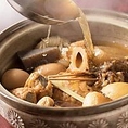 利尻昆布と厳選鰹節を贅沢に使い、素材の味を邪魔しない上品かつ奥深い味わいに。毎日丁寧にアクを引き、透き通るような旨味を追求しています。