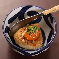 焼きおにぎり卵黄のせ