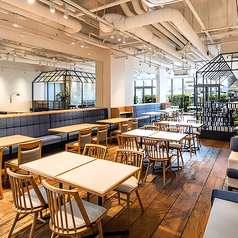 中央のテーブルに加え、片側がソファ席の4名掛けテーブルもご用意しております。テーブルを結合させることでグループ利用も可能です。