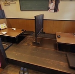 当店は、掘りごたつ席もご用意。足を伸ばしてゆったりと寛げるお席となっております。楽しい時間を！