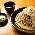 秋田の製粉所から取り寄せた特別な蕎麦粉を使用し、ご注文を受けてから粉から打つ「完全打ち立て」でご提供いたします。つなぎを一切使わない本格十割蕎麦ならではの、豊かな香りと甘み、しなやかなコシを心ゆくまでご堪能いただけます。