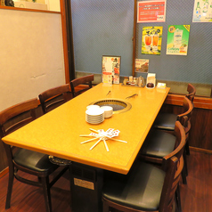 【2名様からご利用可能な席】デートや仕事帰りのカジュアルな飲み会などにおすすめ。明るくにぎやかな店内は、お誕生日やご友人との飲み会にもおすすめです。焼肉牛星こだわりのお肉と厳選したお酒をゆっくりお楽しみいただける寛ぎ空間となっております。