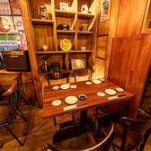 落ち着いた照明と和モダンな空間はデートにもぴったり。程よくカジュアルで居心地よく、会話が自然と弾みます。