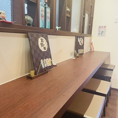 お一人様やカップルに最適なカウンター席をご用意しております。仕事帰りの晩酌や、デートでの親密な時間をお過ごしください。