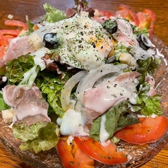 半熟卵と生ハムのシーザーサラダ