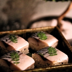 【大トロ〆サバと木の芽 棒寿司〜バッテラ〜】の写真