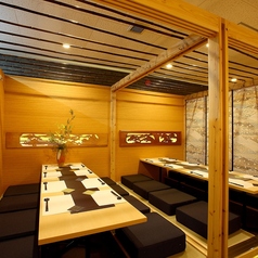 大人数でのご宴会にも対応可能。落ち着いた空間で快適にお過ごしいただけます。