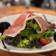 余市ワインポークの生ハムのサラダ