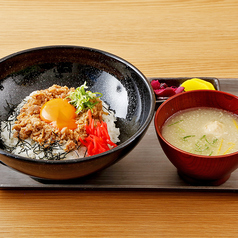 軍鶏そぼろ丼こだわり卵のせ