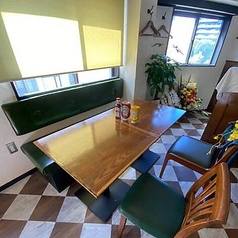 白と木目を基調とした店内は、インテリアにもこだわりが。開放的な空間にソファータイプのテーブル席を完備。ゆったりと出来るので優雅な雰囲気の中、お食事がお楽しみいただけます。