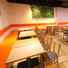 店内には明るく開放的な空間が広がり、4名様用のテーブルが7卓とゆったり配置されています。席同士を連結することもでき、グループ利用や大人数での食事にも柔軟に対応可能。少人数から団体まで、どんなシーンでも心地よく過ごしていただける使い勝手の良いテーブル席です。