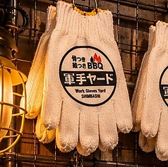 殻つき牡蠣と骨つきポークリブ　軍手ヤード　新橋店の雰囲気3